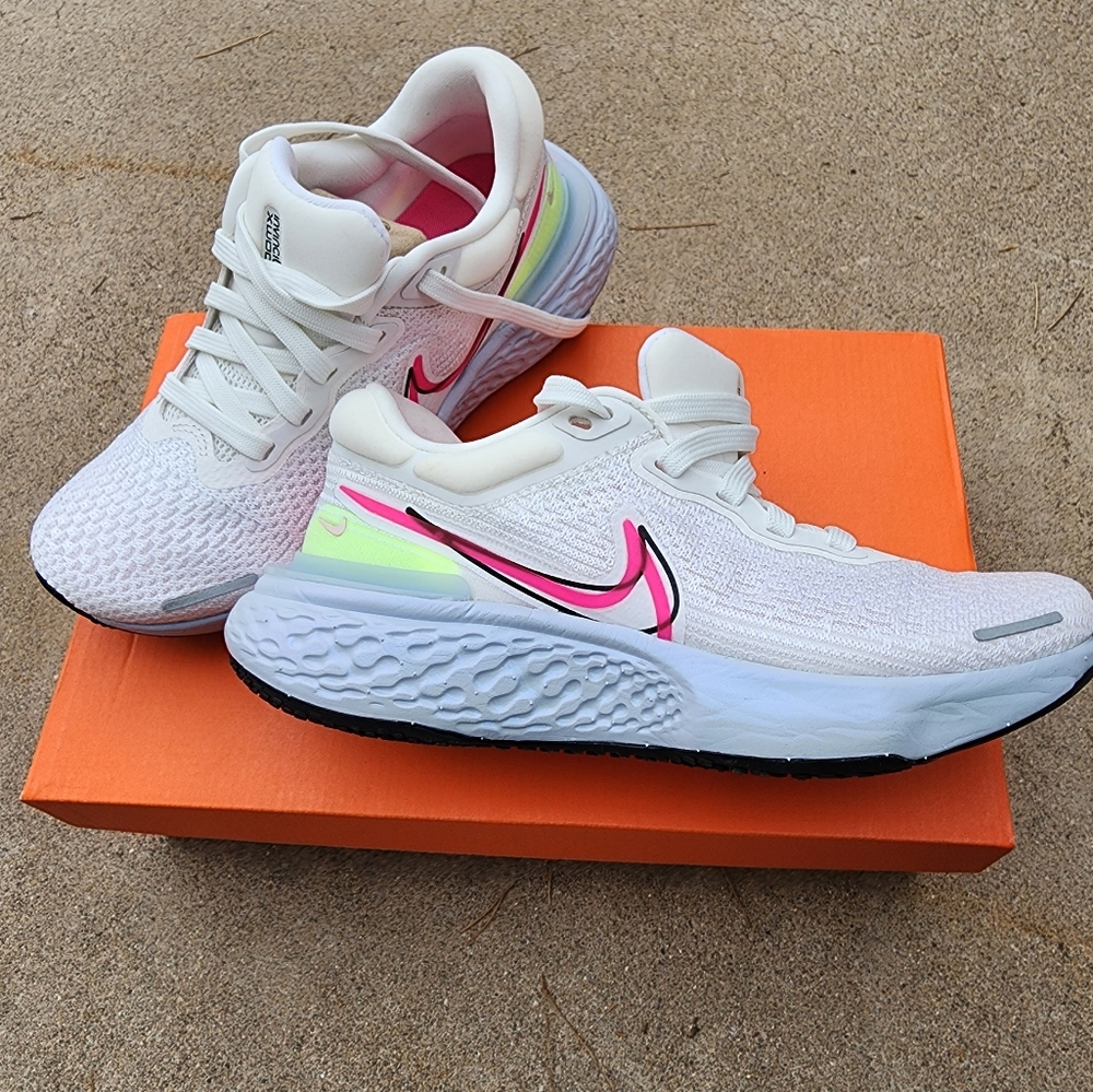 Women's tennis shoes